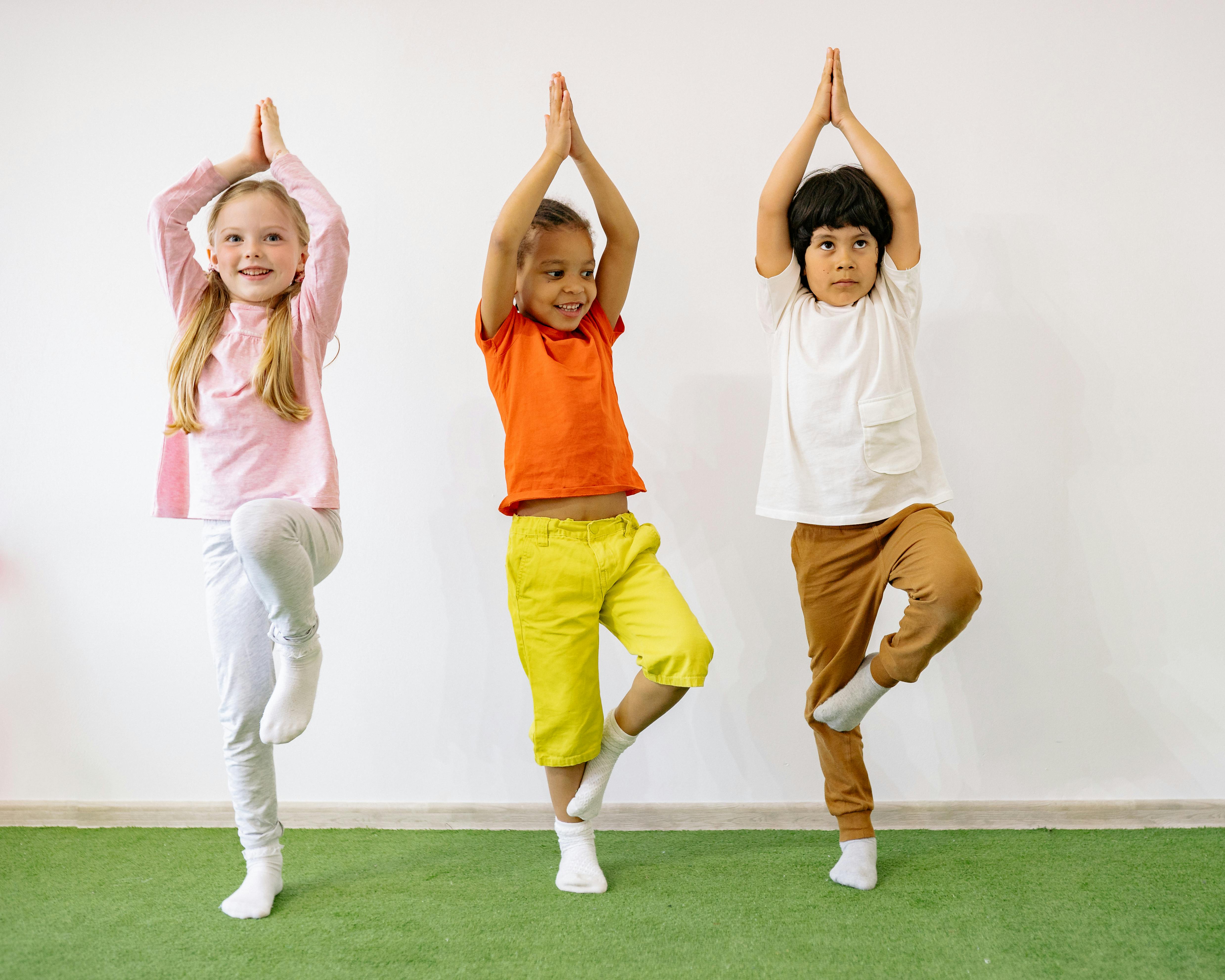 Kinder beim Yoga